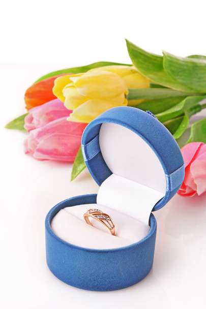 Gold engagement ring in box on the flowers background - Zdjęcie, obraz