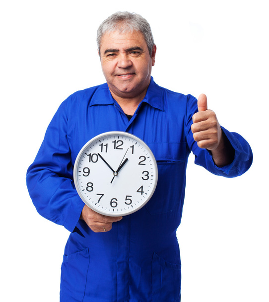 mecánico sosteniendo un reloj
 - Foto, imagen