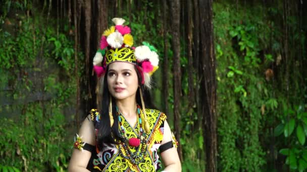Изысканная элегантность в традиционном наряде: леди Борнео демонстрирует красоту своей культуры через ее потрясающие традиционные одежды - Кадры, видео