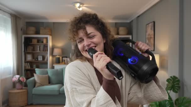 Jedna žena mladá dospělý držet mikrofon doma šťastný úsměv zpěv tanec - Záběry, video