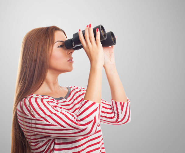 Mujer mirando a través de los binoculares
 - Foto, Imagen