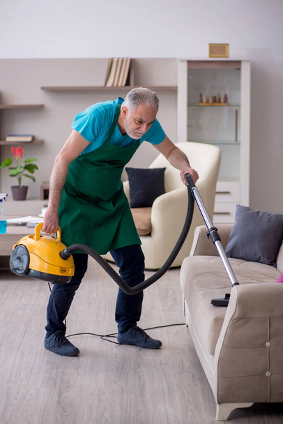 Old contractor cleaning the house - Foto, immagini