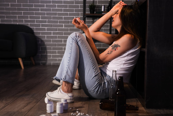 Mulher viciada em drogas com seringa em casa à noite - Foto, Imagem