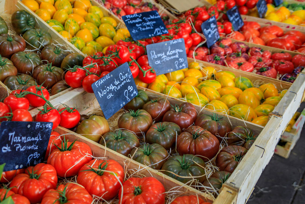 Свежие спелые помидоры из говяжьего стейка с ценником 8,9 евро за кило на местном фермерском рынке провинции в старом городе или Виил Антиб, на юге Франции - Фото, изображение
