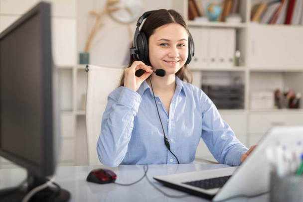 Szczęśliwy operator call center rozmawia z klientem i uśmiecha - Zdjęcie, obraz