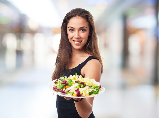 Vrouw met een frisse salade - Foto, afbeelding