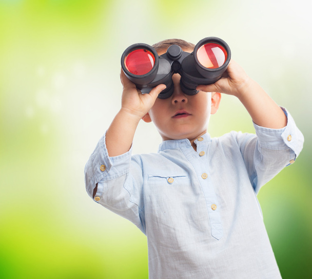 Chlapec při pohledu přes dalekohled - Fotografie, Obrázek