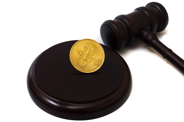 judge's gavel and bitcoin. concept of fraud on the cryptocurrency exchange - Valokuva, kuva