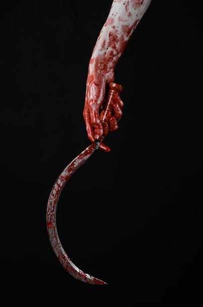 bloody hand holding a sickle, sickle bloody, bloody scythe, bloody theme, halloween theme, black background, isolated, killer, psycho, thug, a bloody knife, bloody hands of zombies, cutthroat - Foto, Imagen