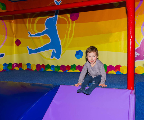 Το μικρό αγόρι που παίζει στο κέντρο διασκέδασης των παιδιών ή αφηρημένο playroom ή παιδική χαρά - Φωτογραφία, εικόνα