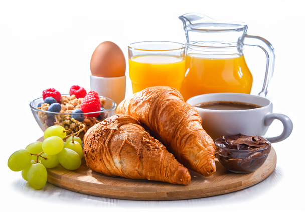 Aamiainen tarjoillaan kahvia, appelsiinimehua, croissanteja ja muna eristetty valkoinen - Valokuva, kuva