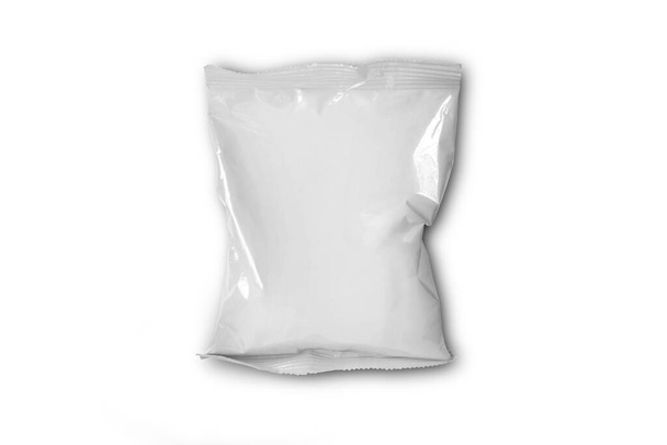 Leere weiße Folientasche für Lebensmittelverpackungen, isoliert auf weißem Hintergrund. 3D-Darstellung. - Foto, Bild