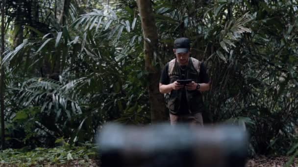 Ein Asiate fand am frühen Morgen bei einer Jagd mitten im Wald eine Schatzkiste - Filmmaterial, Video
