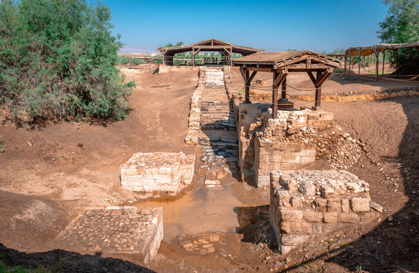 Jest to uważane za miejsce chrztu Jezusa Chrystusa przez Jana Chrzciciela, na wschodnim brzegu rzeki Jordan, w Jordanii.. - Zdjęcie, obraz
