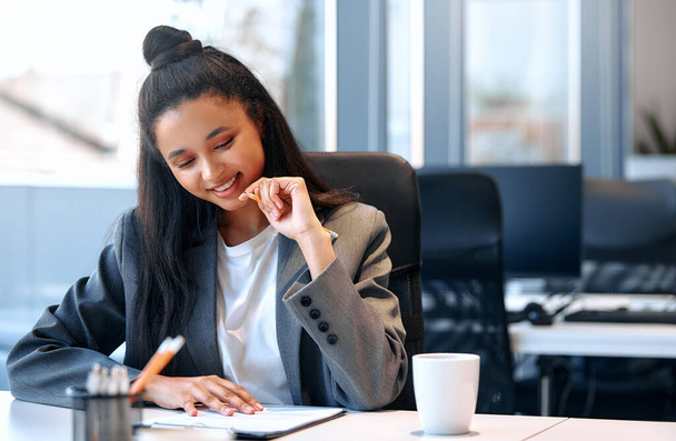 Junge schöne Geschäftsfrau sitzt in einem modernen Büro mit einem Laptop mit einer Tasse Kaffee. Erfolgreiches Hipster-Team im Coworking. Freiberufler. - Foto, Bild