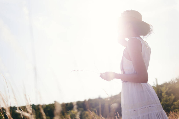 Beautiful girl in a linen dress in a wheat field. Summer vacation, traveling. Bohemian, modern hippie style. - Foto, Bild