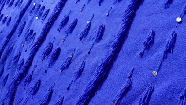 Traditionelle marokkanische blaue Wolle, Decke mit silbernen Eimern, Pailletten. Kann als Wurf- oder Bettdecke verwendet werden. 4k Filmmaterial.  - Filmmaterial, Video