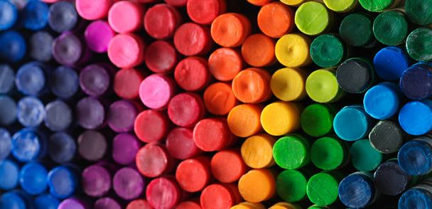 Boîte de crayons dans un arc-en-ciel de couleurs fond - Photo, image
