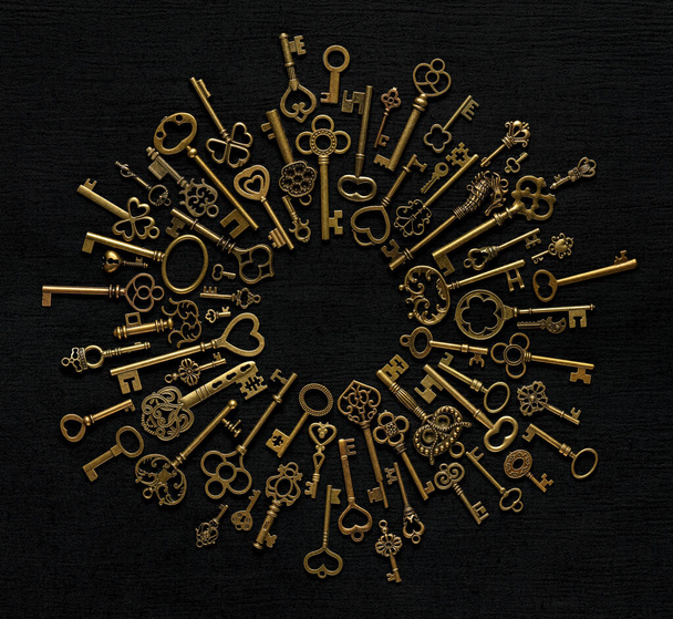 Vintage victorian style golden skeleton keys. Concepts of keys to success, unlocking potential, or achieving goals. - Foto, Bild