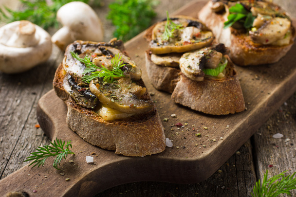 Crostini with mushrooms and cheese - Foto, Imagen
