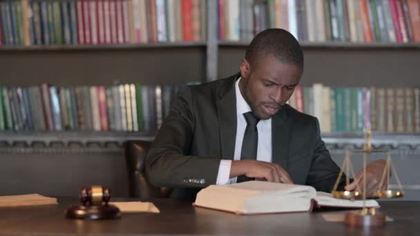 African Male Lawyer Upset tijdens het lezen van het wetboek Boek voor de rechtbank - Video