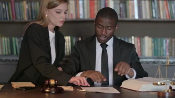 Squadra di avvocati che firmano i documenti legali in carica - Filmati, video