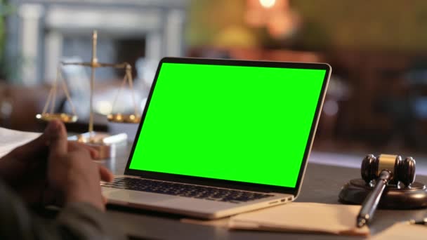 Blisko sędziego z laptopem z zielonym ekranem w sądzie - Materiał filmowy, wideo