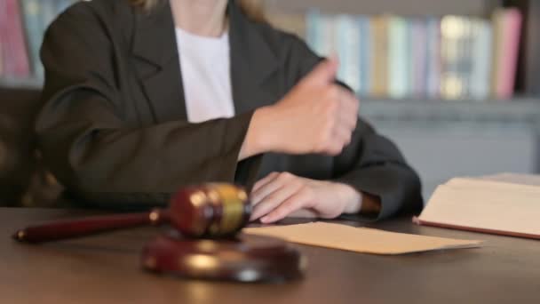 Gros plan par une juge féminine à la Cour, Échelle de justice - Séquence, vidéo
