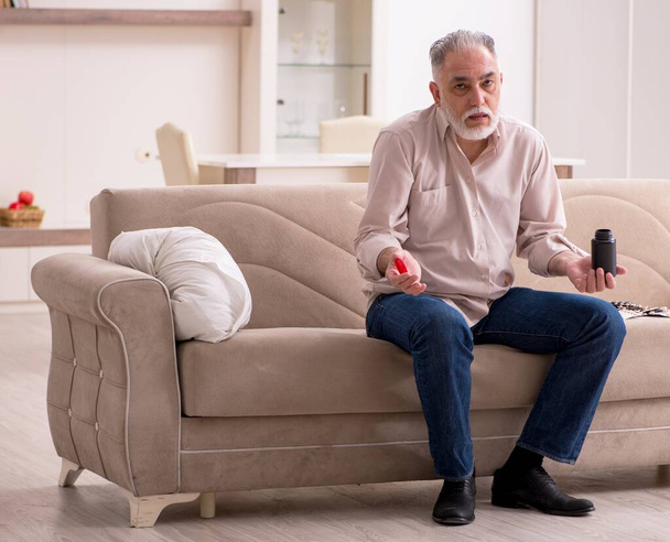 Old man suffering at home - Foto, Bild