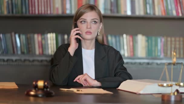 Jeune avocate parlant au téléphone au bureau - Séquence, vidéo