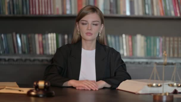 Duimen omlaag door jonge vrouwelijke advocaat in Office - Video