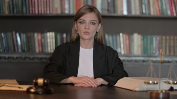 A fiatal ügyvédnő visszautasító ajánlatának elutasítása - Felvétel, videó