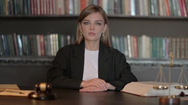 Selecteren van jonge vrouwelijke advocaat wijzend op camera - Video