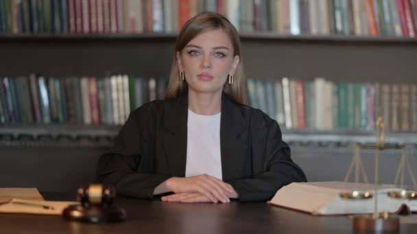 Εντάξει από νεαρή γυναίκα δικηγόρος στο γραφείο - Πλάνα, βίντεο