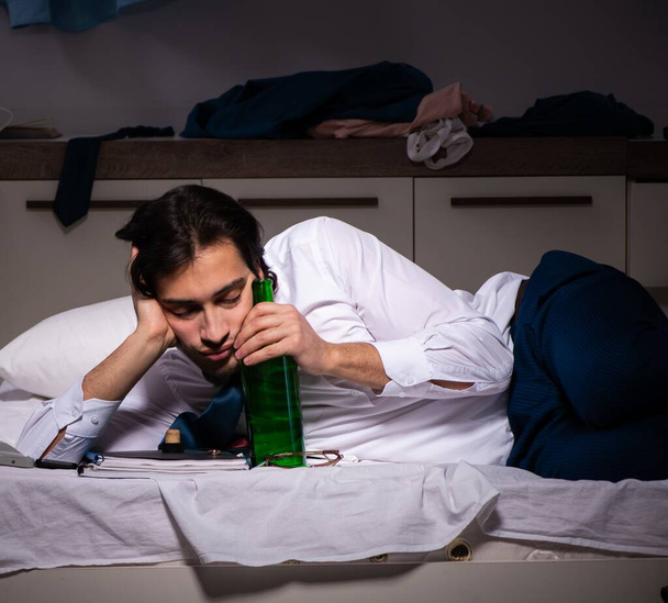 Молодой работник работает дома после ночной смены
 - Фото, изображение
