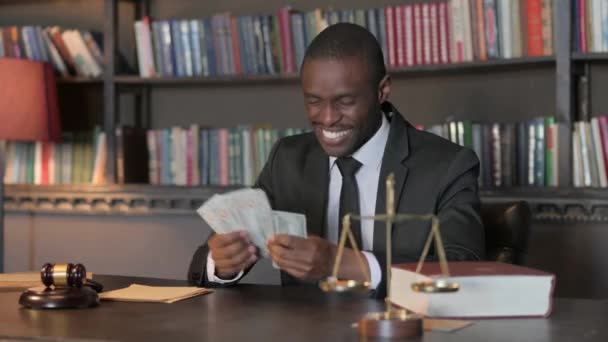 Афроамериканский юрист считает деньги в офисе - Кадры, видео