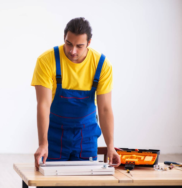 Nuori mies puuseppä työskentelee kotona - Valokuva, kuva