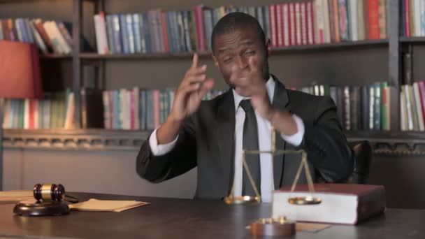 Приглашение афроамериканского адвоката в офис - Кадры, видео