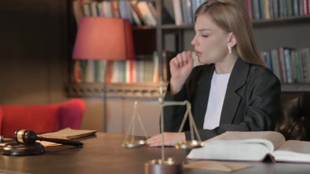 Кашель женщина-юрист чувствует себя нездоровым в офисе - Кадры, видео