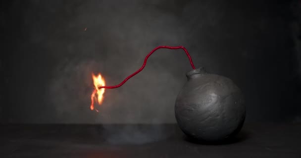 Bomba negra redonda con fusible encendido ardiendo con chispas. Simbolizando miedo, crisis o violencia peligrosa. - Metraje, vídeo