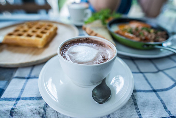 Chocolate caliente en una taza blanca, Tailandia. - Foto, imagen