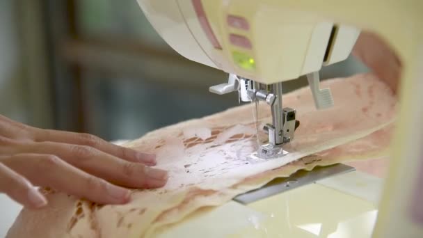 Mulheres mãos alfaiate máquina de costura. Jovens mãos designer de moda usando costurar pano de tecido de máquinas para negócios têxteis de varejo. Vestuário têxtil Moda designer mulher costureira tecido de trabalho varejo - Filmagem, Vídeo