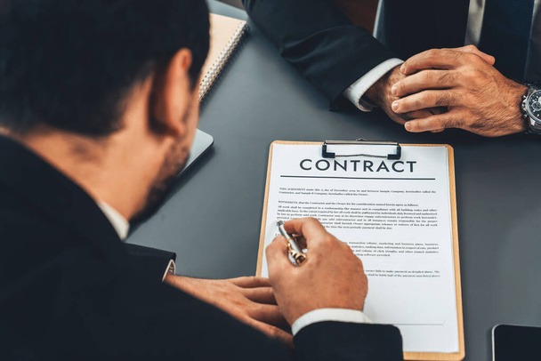 Closeup χέρι υπογραφή του εγγράφου σύμβασης με στυλό, σφράγιση των επιχειρήσεων συμφωνία με την υπογραφή. Οι επιχειρηματίες οριστικοποιούν την επιχειρηματική συμφωνία γράφοντας την υπογραφή τους σε χαρτί συμβολαίου. Έντονη - Φωτογραφία, εικόνα