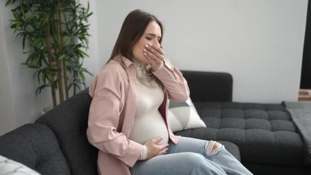 Mladá těhotná žena dotýkající se břicha trpí nevolností doma - Záběry, video