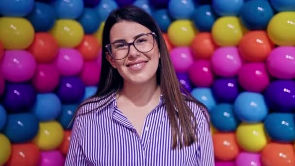Junge schöne hispanische Frau besucht farbenfrohen futuristischen Ausstellungsraum - Filmmaterial, Video