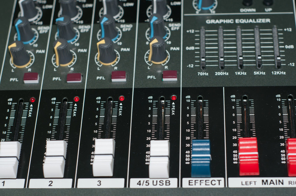 Audio mixing console - Foto, afbeelding