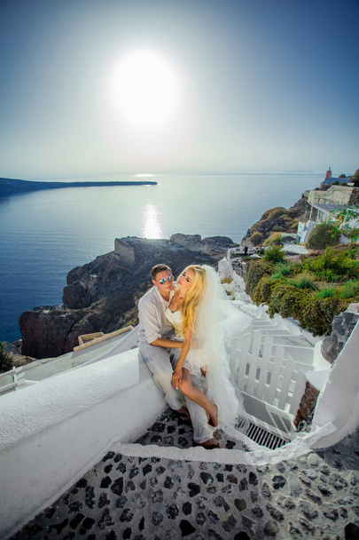 De mooie jonge paar mooie vrouw van knappe man met betrekking tot het prachtige Griekse landschap - Foto, afbeelding