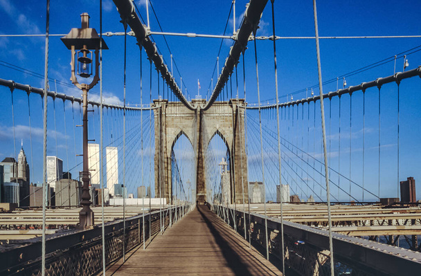 Nueva York, EE.UU. - 9 de septiembre de 1996: vista desde el puente de Brooklyn hasta el horizonte de Nueva York con torres gemelas. - Foto, imagen