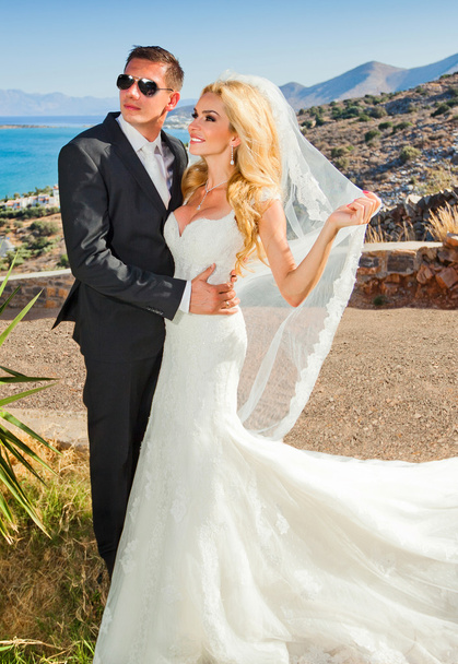 La encantadora pareja joven hermosa mujer del hombre guapo en relación con el hermoso paisaje griego
 - Foto, imagen