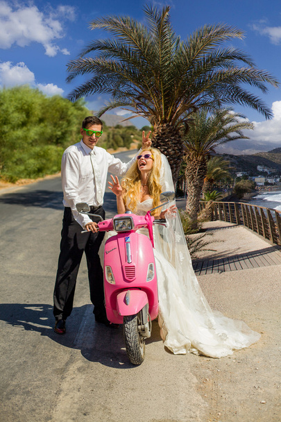 das schöne junge Paar schöne Frau von gutaussehenden Mann in Bezug auf die schöne griechische Landschaft - Foto, Bild